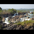 Oberhalb des Tad Somphamit Wasserfalls ist ein Teil des Binnendeltas des hier bis zu 14 km breiten Mekongs mit seinen ca. 4.000 Inseln zu sehen